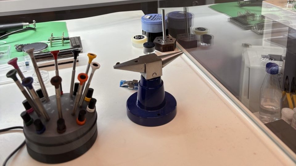 Banco da orologiaio nel laboratorio Watch Center di Torino con cacciaviti e incudine