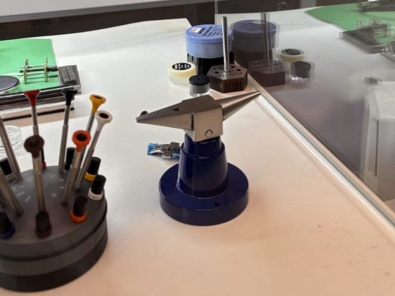 Banco da orologiaio nel laboratorio Watch Center di Torino con cacciaviti e incudine